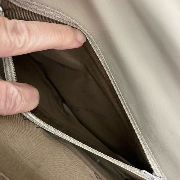 Etienne Aigner cream taupe color leather handbag purse with gold accents - Picture 5 of 16